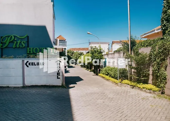 Pits Hotel Mitra Reddoorz Near Atom Mall Surabaya